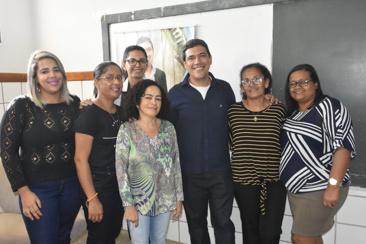 Camacã: Projeto Encontro com Escritor visita o Grupo Escolar Luíza Vargens

